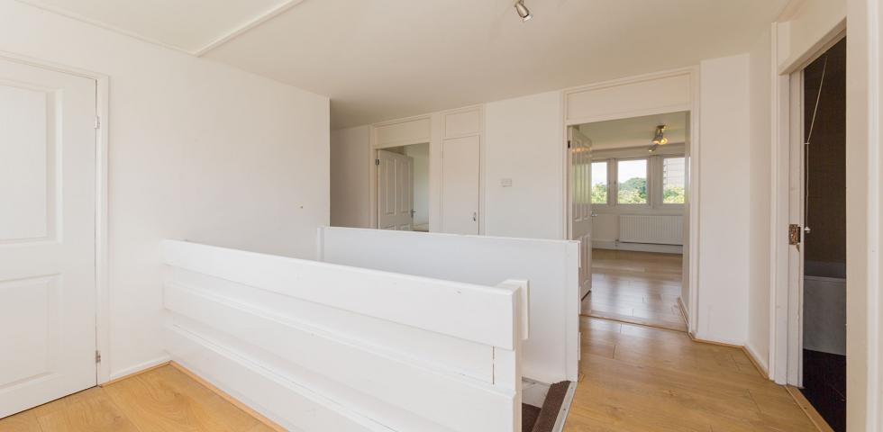 			PRIVATE ROOF TERRACE, 4 Bedroom, 1 bath, 1 reception Flat			 Shalfleet Drive, LADBROKE GROVE
